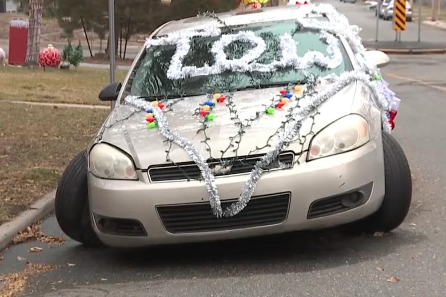 Vecinos adornan de Navidad un auto abandonado, para pedir que la policía se lo lleve