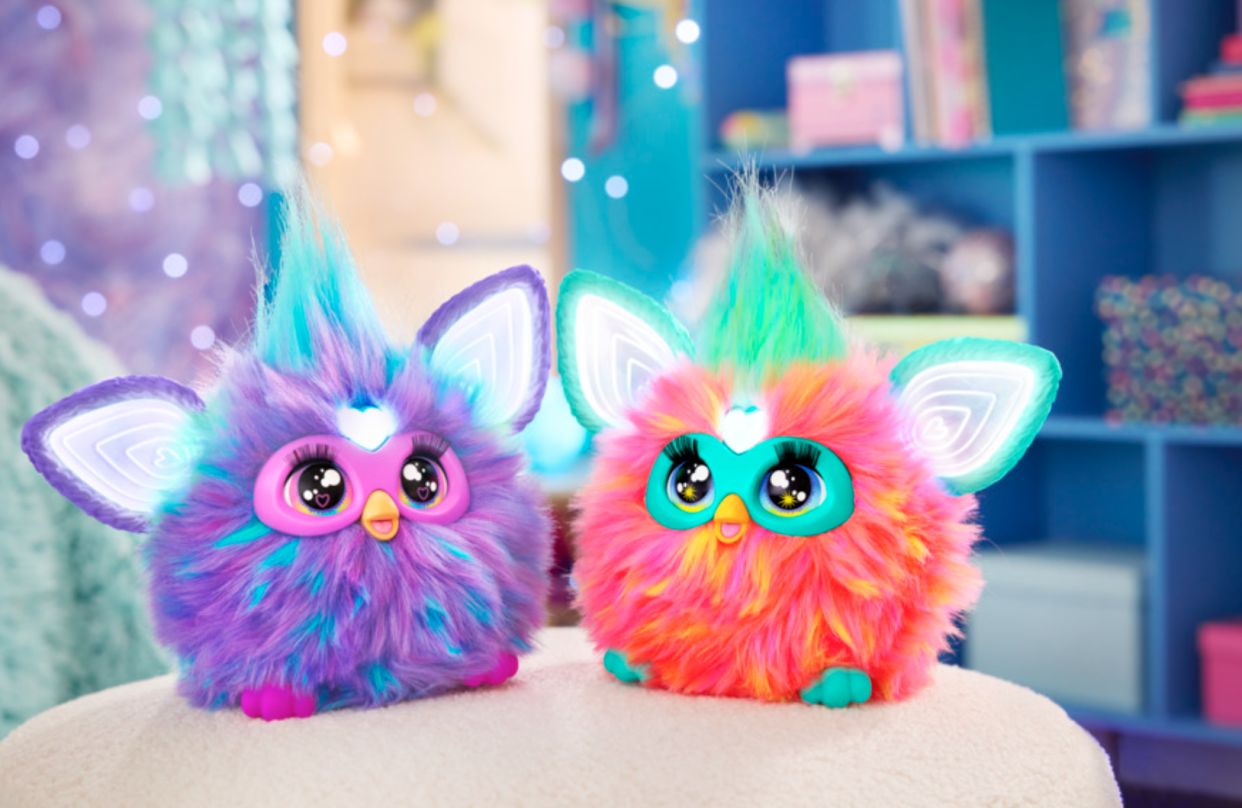  Les peluches Furby, en forme d’oiseau, très célèbres dans les années 2000 font leur retour dans une version améliorée. 