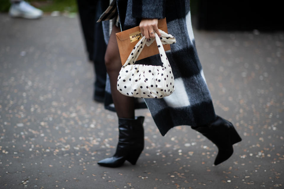 In der Hand: Eine kleine Tasche mit Polkadots und die Einladung zur Burberry-Show. (Bild: Getty Images)