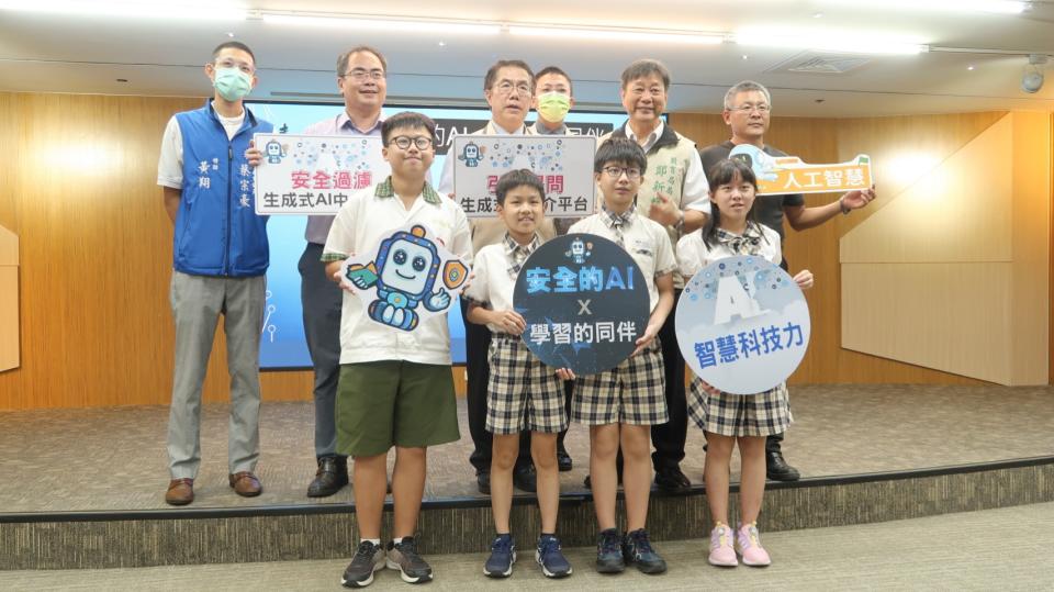 台南市教育局發表全國首創的「生成式ＡＩ輔助學習中介平台」。（記者施春瑛攝）