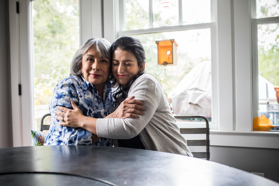 “Necesitamos 4 abrazos al día para sobrevivir, 8 abrazos para mantenernos y 12 abrazos para crecer” -  Virginia Satir [Foto: Getty Creative]