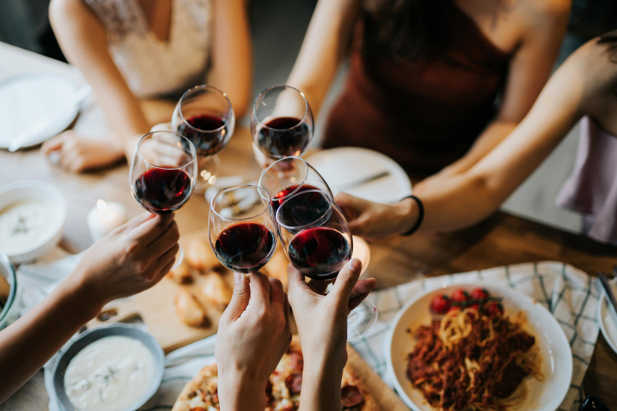 Dinnerpartys können teuer sein - doch kann man deshalb gleich eine Rechnung aufsetzen? (Symbolbild: Getty Images)