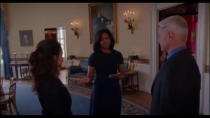 En plus de ses fréquentes prestations dans des émissions télévisées, Michelle Obama a joué son propre rôle dans les séries <em>NCIS</em>, <em>Parks and recreation</em>, <em>Nashville</em> ou encore dans <em>iCarly</em>. Lors de chacune de ses apparitions, elle en a profité pour faire passer des messages importants et en rapport avec les causes qu’elle soutient ou les programmes qu’elle a lancés. Comme "Joining forces", qui accompagne les anciens combattants et leurs proches et "Let’s Move", une initiative qui lutte contre l’obésité chez les jeunes. © capture d’écran NCIS/CBS