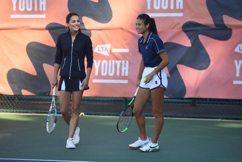 britains catherine, duchess of cambridge plays tennis with us open champion emma raducanu as she visits the national tennis centre in roehampton, southwest london on september 24, 2021evening standard rota picture jeremy selwyn photo by jeremy selwyn  pool  afp photo by jeremy selwynpoolafp via getty images