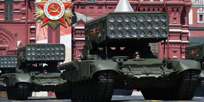 موشک‌اندازهای چندگانه روسی TOS-1A در جریان رژه روز پیروزی در میدان سرخ در مسکو، روسیه، ۲۴ ژوئن ۲۰۲۰ حرکت می‌کنند.