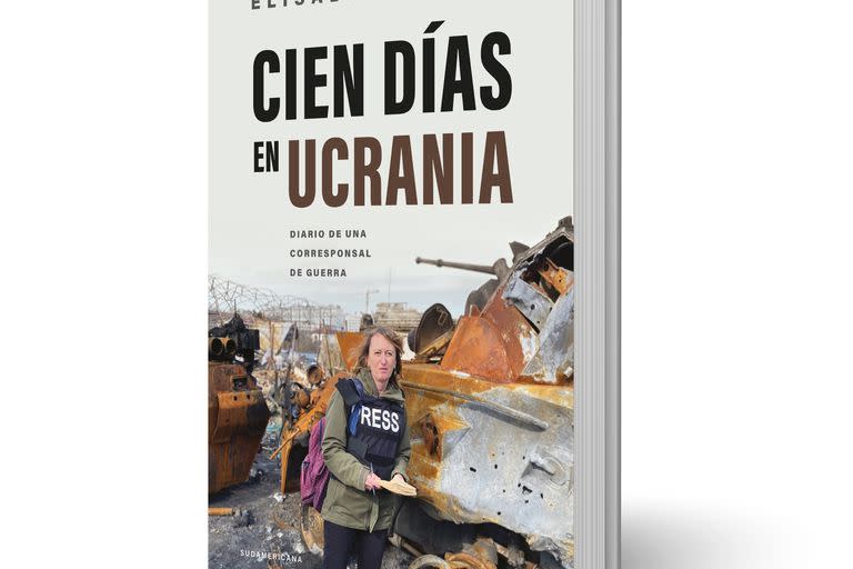 "Cien días en Ucrania", el libro escrito por Elisabetta Piqué, enviada especial de La Nación, que pudo entregarle como regalo a Volodimir Zelensky