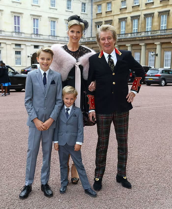 Rod Stewart, Penny Lancaster y sus hijos, Alastair y Aiden