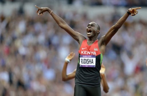 El atleta keniano David Rudisha celebra su victoria en los 800 metros, este viernes en Londres. "Londres prometió unos Juegos para los atletas y eso es exactamente lo que han sido. Muchos atletas han escrito una parte de la historia, como el triplete de Usain Bolt, Michael Phelps, Sir Chris Hoy, Ben Ainslie, Andy Murray ganando su primer título grande... y podríamos continuar", declaró el máximo dirigente del COI. (AFP | eric feferberg)