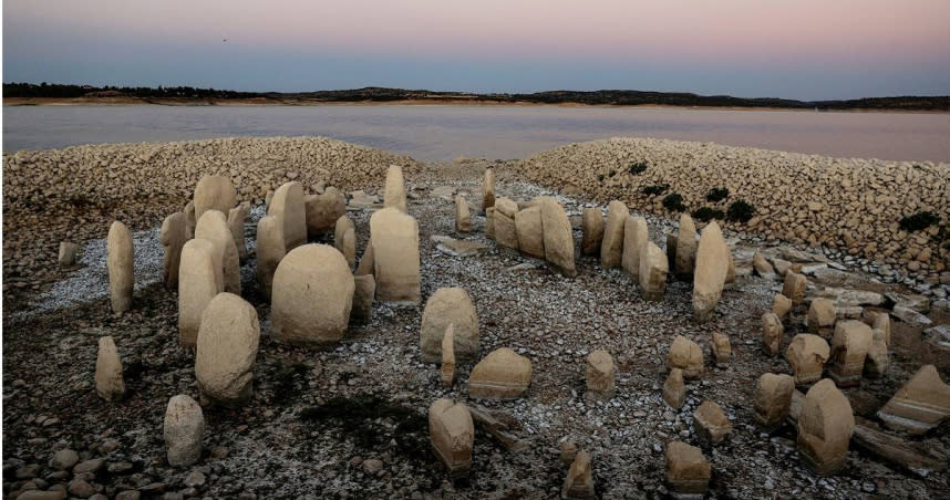 西班牙正面臨10年來最嚴重的乾旱，卡塞雷斯省一座水庫水位不停下降，巨石陣因此重見天日。（圖／達志／路透社）