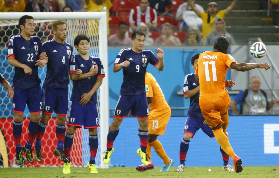 Ivory Coast's Didier Drogba (11) shoots a freekick during their 2014 World Cup Group C soccer match against Japan at the Pernambuco arena in Recife, June 14, 2014. REUTERS/Stefano Rellandini