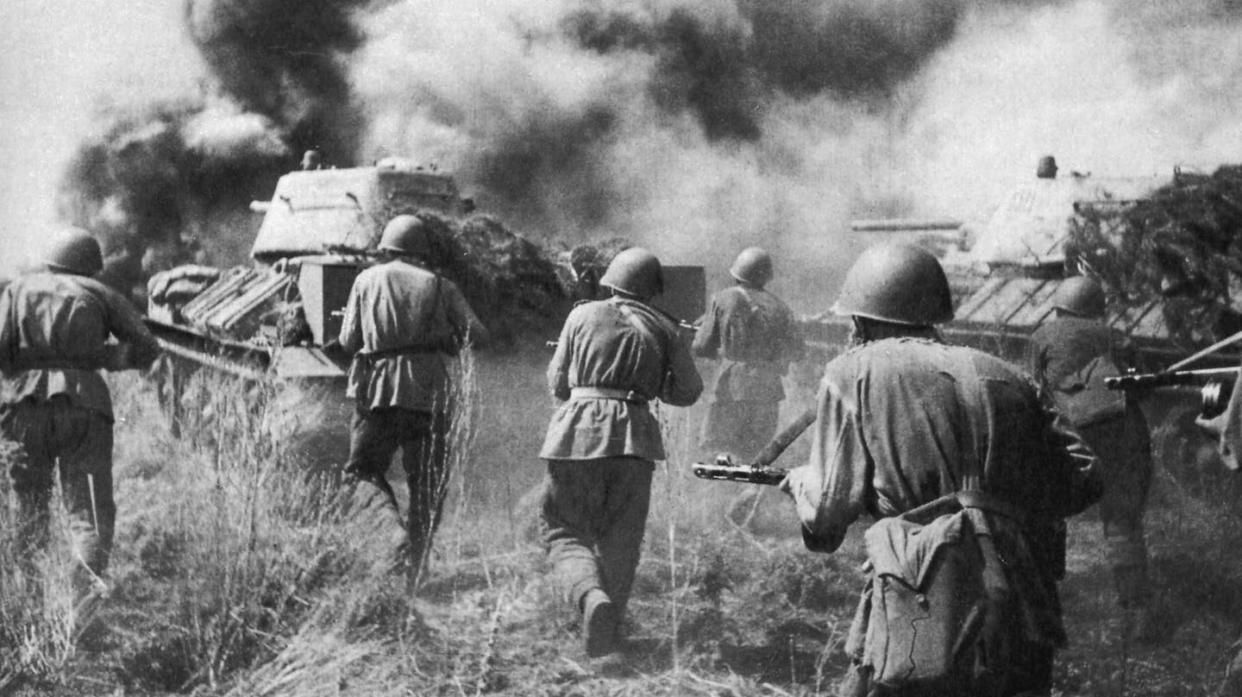 Soldados soviéticos avanzan durante la batalla de Kursk (1943), que se ha estudiado matemáticamente con ayuda de las leyes de Lanchester. <a href="https://commons.wikimedia.org/wiki/File:Soviet_troops_and_T-34_tanks_counterattacking_Kursk_Voronezh_Front_July_1943.jpg" rel="nofollow noopener" target="_blank" data-ylk="slk:Mil.ru / Wikimedia Commons;elm:context_link;itc:0;sec:content-canvas" class="link ">Mil.ru / Wikimedia Commons</a>, <a href="http://creativecommons.org/licenses/by/4.0/" rel="nofollow noopener" target="_blank" data-ylk="slk:CC BY;elm:context_link;itc:0;sec:content-canvas" class="link ">CC BY</a>
