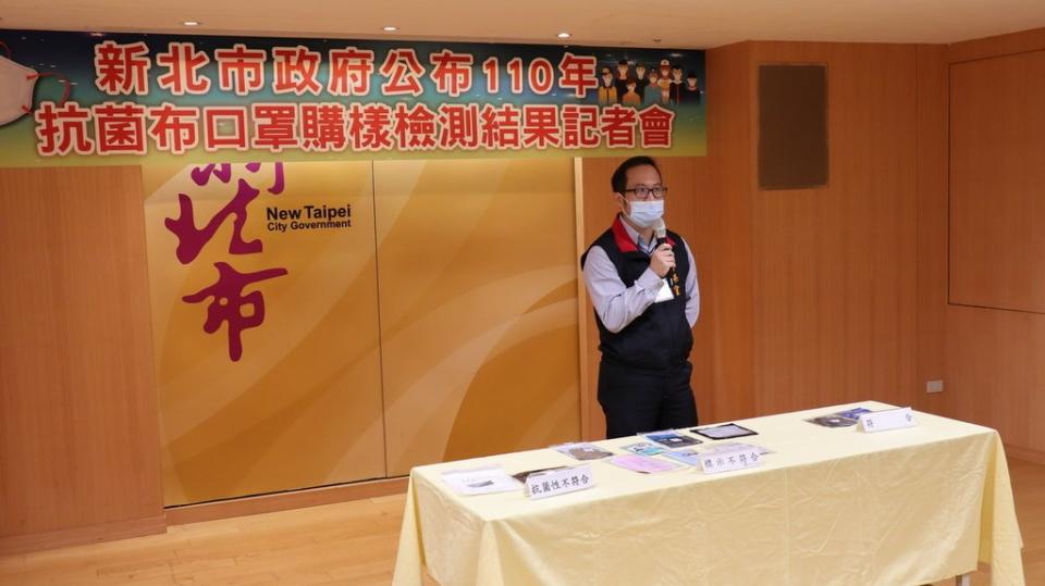 《圖說》消保官鍾佳儒說明抗菌布口罩檢測結果。〈法制局提供〉