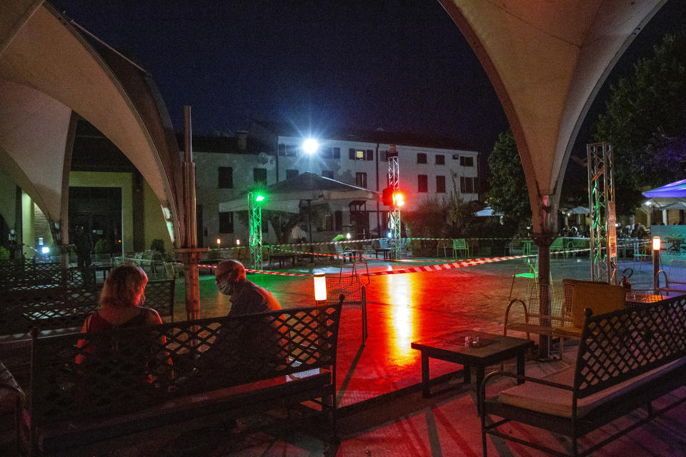 Caribe, un salón de baile al aire libre en Legnago, Italia, ha acordonado su pista de baile para apegarse a una prohibición de baile en ese tipo de locales a fin de prevenir la propagación del coronavirus. (Francesca Volpi/The New York Times) 