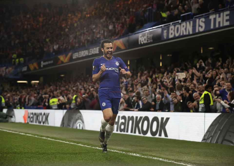 El atacante español Pedro festeja tras anotar el cuarto gol del Chelsea durante el juego de vuelta de los cuartos de final de la Liga Europa, ante el Slavia Praga, el jueves 18 de abril de 2019, en el estadio Stamford Bridge de Londres. (AP Foto/Matt Dunham)