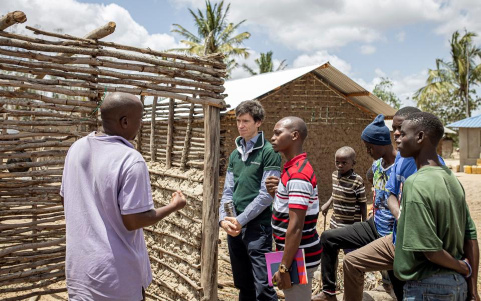 Give Directly CEO Rory Stewart speaks to villagers from Mgandamwani in Kilifi County, Kenya - Patrick Meinhardt/The Telegraph