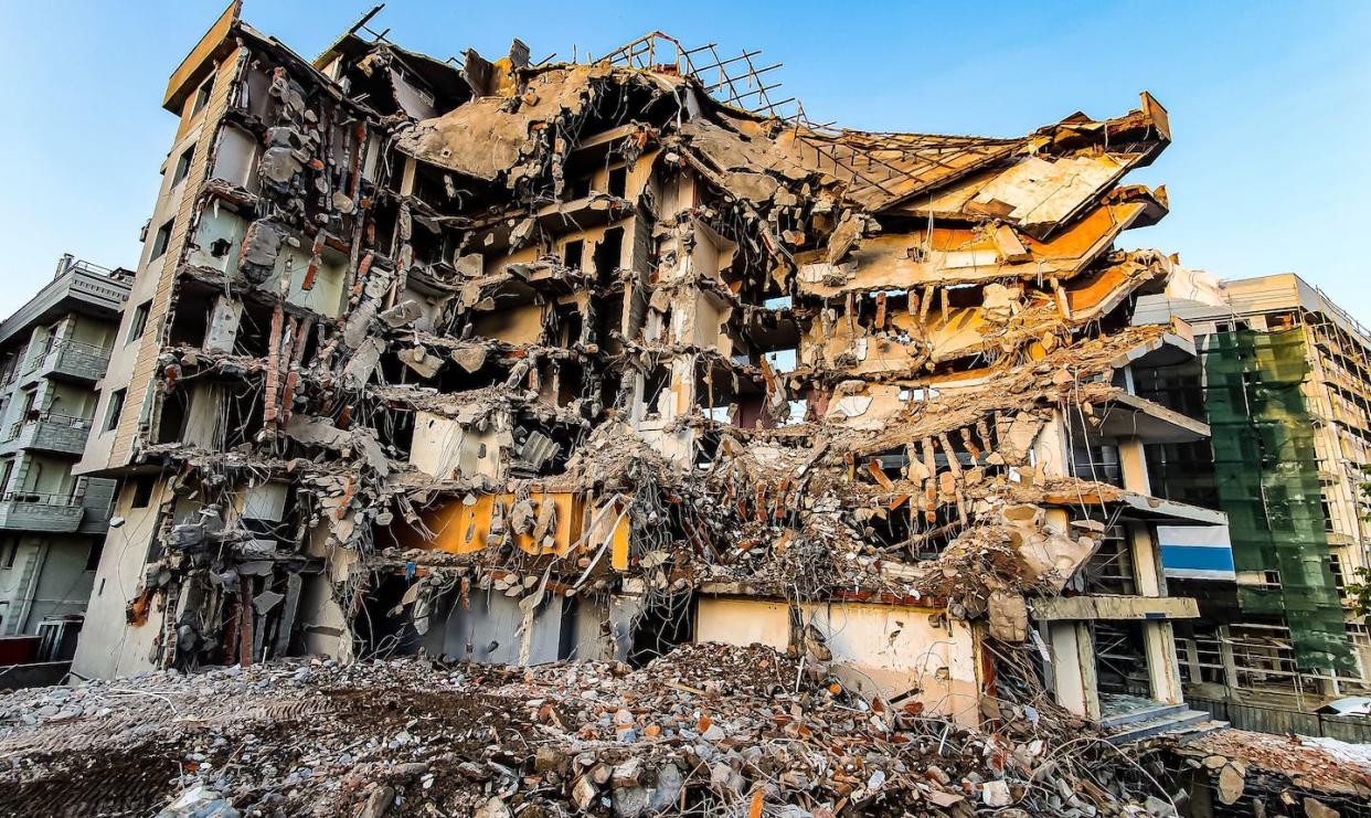 Parte de los daños en las edificaciones, durante el terremoto del pasado febrero en Turquía, se debieron a las irregulares licitaciones que se habían realizado. <a href="https://www.shutterstock.com/es/image-photo/turkey-syria-earthquake-2023-devastating-magnitude-2260341059" rel="nofollow noopener" target="_blank" data-ylk="slk:Shutterstock;elm:context_link;itc:0;sec:content-canvas" class="link ">Shutterstock</a>