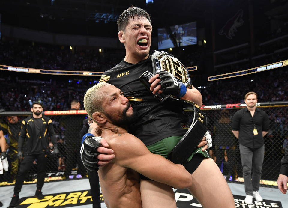 Deiveson Figueiredo festeja con Brandon Moreno, luego de que el mexicano le arrebatara el Campeonato Mundial Mosca en el UFC 263. (Jeff Bottari/Zuffa LLC)