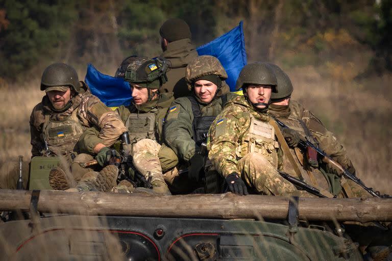 Un soldado de la primera brigada Bureviy de la Guardia Nacional ucraniana viaja en un vehículo blindado durante una instrucción de combate en un campo de entrenamiento en el norte de Ucrania, el viernes 3 de noviembre de 2023