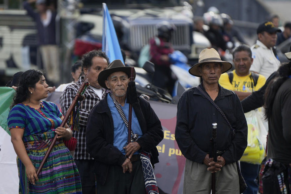 La gente bloquea una carretera para exigir la renuncia de la fiscal general Consuelo Porras y del fiscal Rafael Curruchiche en la ciudad de Guatemala, el lunes 2 de octubre de 2023. (AP Foto/Moisés Castillo)