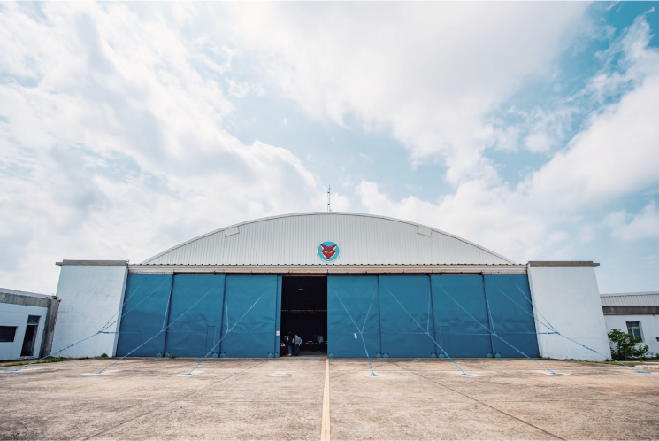 <strong> 35中隊飛機棚廠，前空軍桃園基地設施群，廠內另有空勤備戰空間及相機作業區，皆屬機密禁區。（圖／桃園市政府文化局提供）</strong>