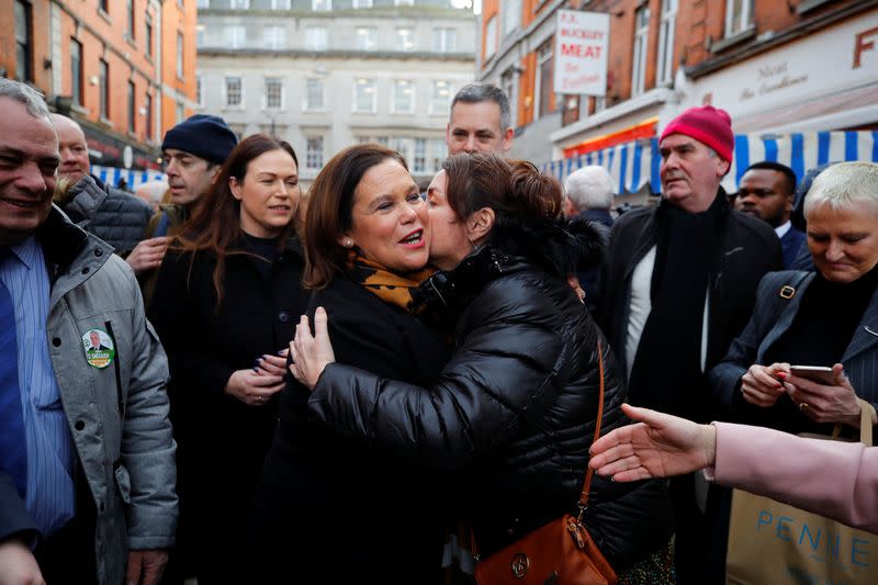 La líder del Sinn Fein, Mary Lou McDonald, abraza a una mujer mientras hace campaña en Dublín, Irlanda, el 6 de febrero de 2020