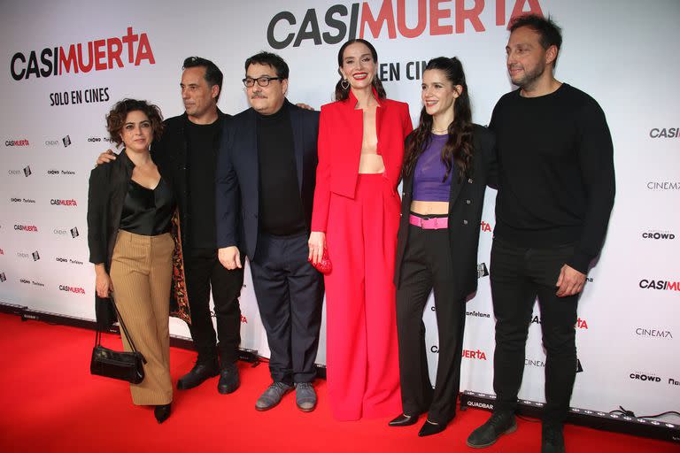 Paola Barrientos, Diego Velázquez, Fernán Mirás, Natalia Oreiro, Violeta Urtizberea y Ariel Staltari, antes de entrar a la proyección en el Cinemark Hoyts del Dot Baires Shopping