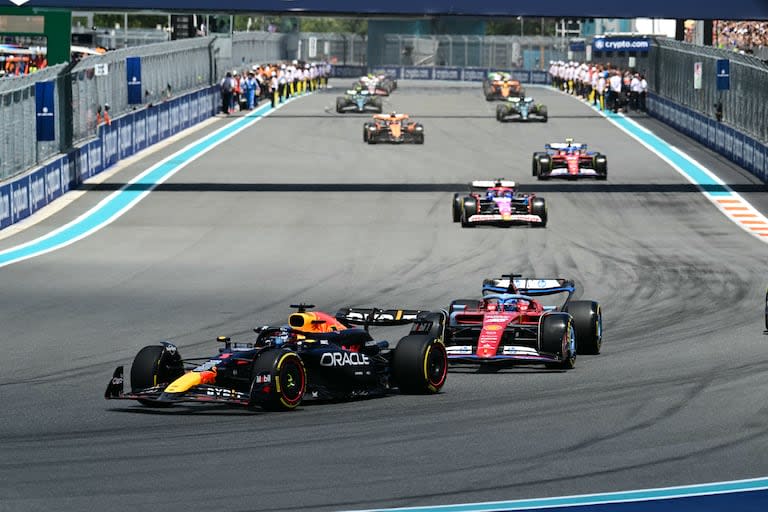 Max Verstappen y su Red Bull serán hostigados por Charles Leclerc y su Ferrari, al menos en la largada, en la carrera principal del Gran Premio de Miami de Fórmula 1.