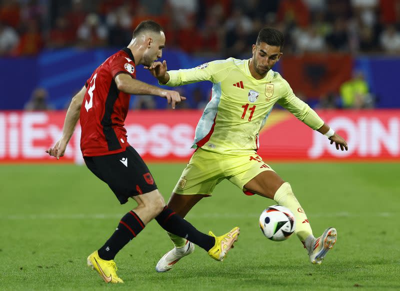 Foto del lunes del futbolista español Ferran Torres en acción ante el albano Mario Mitaj