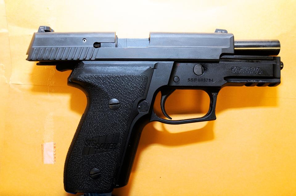La pistola con la que Darren Wilson disparó y mató al joven Michael Brown en Ferguson. (AP)