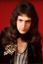 John Deacon war Teil einer der größten Bands aller Zeiten, doch nach dem Tod von Queen-Kollege Freddie Mercury zog sich der Gitarrist gänzlich von der Musik zurück. "Ohne Freddie weiter zu machen, ergibt keinen Sinn", sagte er 1996 im Interview mit "Bassist Magazine“. Nicht einmal zur Premiere von "Bohemian Rhapsody“, dem preisgekrönten Biopic über die Band und ihren extravaganten Frontmann, ließ sich der heute 68-Jährige zu einem öffentlichen Auftritt bewegen. (Bild: Getty Images)