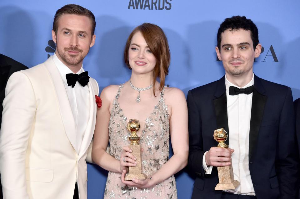 <p>Zwei Jahre nach seinem Durchbruch mit dem Musikfilmdrama "Whiplash" triumphierte Regisseur Damien Chazelle (r.) jetzt mit "La La Land". Er gewann auch einen Golden Globe für das Drehbuch. (Bild: Getty Images) </p>