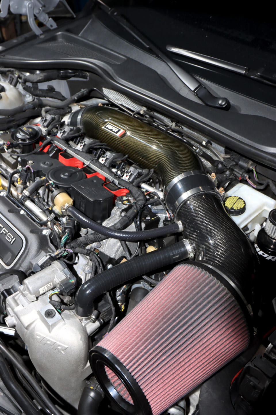 這部車已更換APR推出的碳纖維進氣系統，空氣濾芯直接採用香菇頭濾芯，讓引擎得以大幅吸氣。