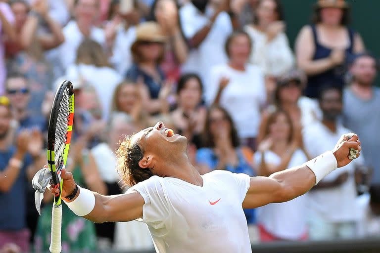 Una explosión de felicidad descubre Nadal, que sobre el césped también puede dar batalla