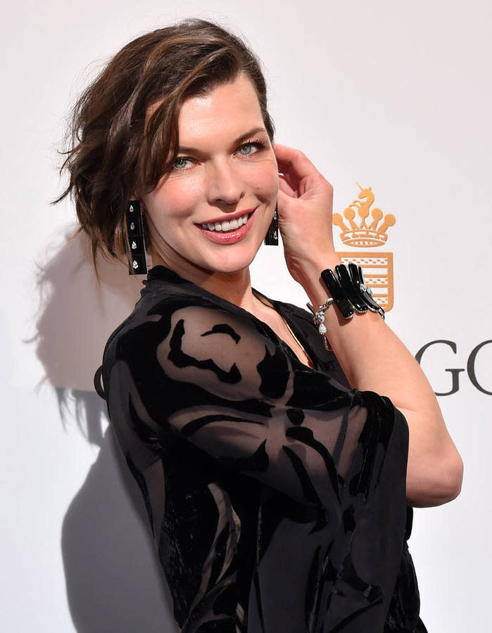 Milla Jovovich portait des bijoux Grisogono : boucles d'oreilles et bracelet.