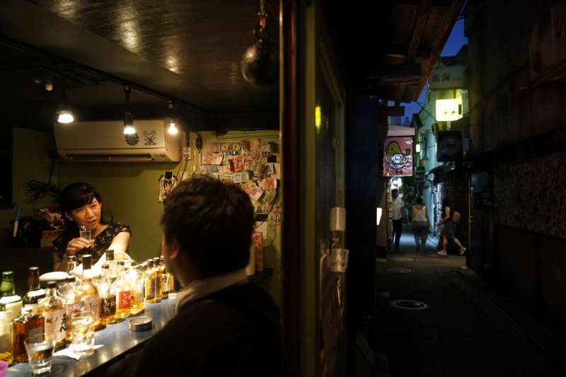 東京新宿的小酒館。（美聯社）