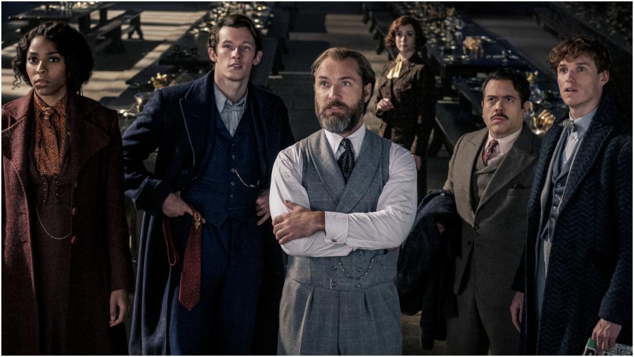  Eddie Redmayne as Newt/Jude Law as Dumbledore in Fantastic Beasts. 