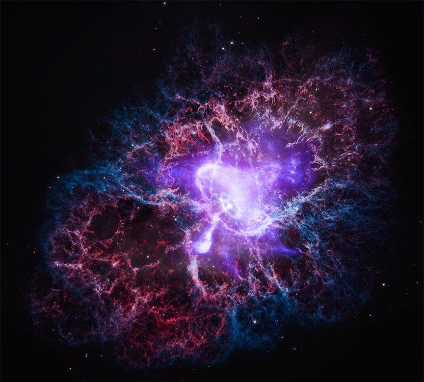 Der Krebsnebel, das Ergebnis einer hellen Supernova-Explosion, die von Astronomen 1054 n. Chr. beobachtet wurde. Chandra sieht die Ringe um sein Zentrum mit Strahlen, die ins All schießen (helles Lila) - Copyright: X-ray: (Chandra) NASA/CXC/SAO, (IXPE) NASA/MSFC; Optical: NASA/ESA/STScI; Image Processing: NASA/CXC/SAO/K. Arcand, L. Frattare, and J. Schmidt