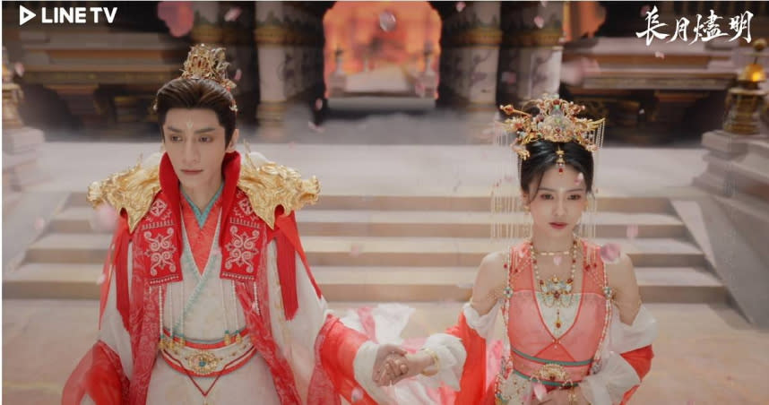 《長月燼明》羅雲熙(左)與白鹿(右)大婚場面。（圖／LINE TV）
