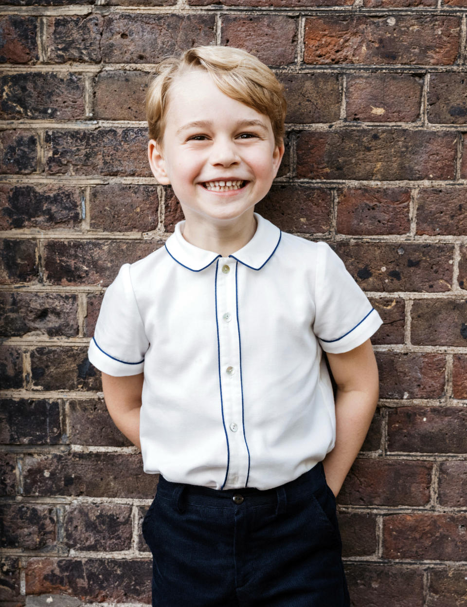 <p>Esta es la imagen con la que el palacio de Kensington ha celebrado este domingo 22 de julio los 5 añitos del príncipe George. En la fotografía, tomada en los jardines de Clarence House durante el bautizo de su hermano Louis el pasado 9 de julio, el hijo mayor de los duques de Cambridge posa muy sonriente demostrando su carácter travieso y su espontaneidad, cualidades que ya nos ha enseñado muchas otras veces anteriormente. (Foto: Matt Porteous / AP). </p>