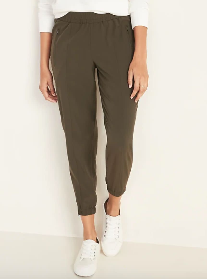 These joggers come in sizes XS to XXL. <a href="https://fave.co/32QBzgJ" target="_blank" rel="noopener noreferrer">Find them for $30 at Old Navy</a>.