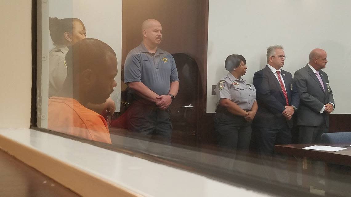 Tomaris Parker, in orange, is charged with second-degree murder after he led police on a chase that ended in a crash that killed 24-year-old Durham County detention officer. On right, Durham County Sheriff Mike Andrews and Orange County Sheriff Charles Blackwood attended Parker’s first appearance hearing Monday, Aug. 6, 2018. Virginia Bridges/vbridges@heraldsun.com
