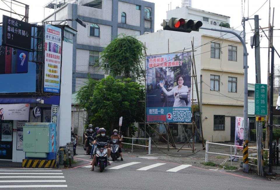 大里區德芳路一段路寬只有五公尺，成為大里溪北地區僅存尚未拓寬的計畫道路。（記者黃俊昇攝）