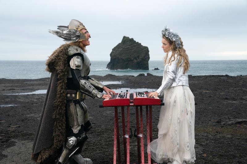 威爾法洛（左）、瑞秋麥亞當斯（右），化身冰島雙人歌唱組合「火焰傳說」，在冰島實地拍攝MV。（Netflix提供）
