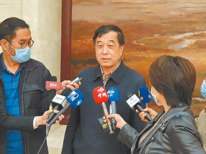北京大學台研院院長李義虎25日受訪時表示，兩岸可合拍影視作品，還原當年的史實。（記者藍孝威攝）
