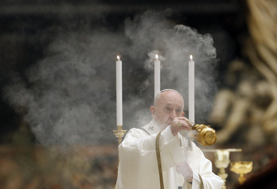 Vatikan, Vatikanstadt: Papst Franziskus schwenkt Weihrauch während einer feierlichen Osternacht im Petersdom. Papst Franziskus hat das Osterfest am Samstag mit einer Abendmesse eröffnet, die wegen der Corona-Pandemie ohne Pilger stattfand. Bei dem Gottesdienst im riesigen Petersdom, der Zehntausende Besucher fasst, waren nur wenige Würdenträger und Gläubige dabei. Foto: Remo Casilli / Reuters Pool / AP / dpa