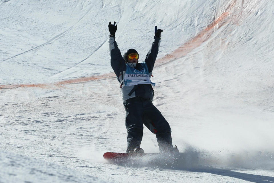 10 février 2002 : Kelly Clark, des États-Unis, célèbre sa médaille d'or lors de la finale de l'épreuve féminine de snowboard halfpipe lors des Jeux Olympiques d'hiver de Salt Lake City au Park City Mountain Resort à Park City, Utah.  IMAGE DIGITALE.  Crédit obligatoire : Donald Miralle/Getty Images