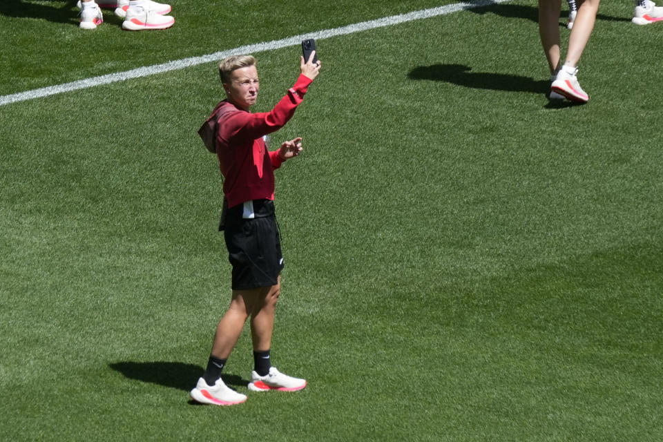 ARCHIVO - En esta foto del martes 23 de julio del 2024, la entrenadora de la selección femenina de fútbol de Canadá Beverly Priestman se toma una foto en el estadio Geoffroy-Guichard de Saint-Étienne antes de los Juegos Olímpicos.. (AP Foto/Silvia Izquierdo)