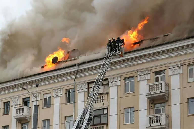 Les pompiers luttent contre les flammes dans un bâtiment touché par une frappe russe, le 19 avril 2024 à Dnipro, dans le centre-est de l'Ukraine (Handout)
