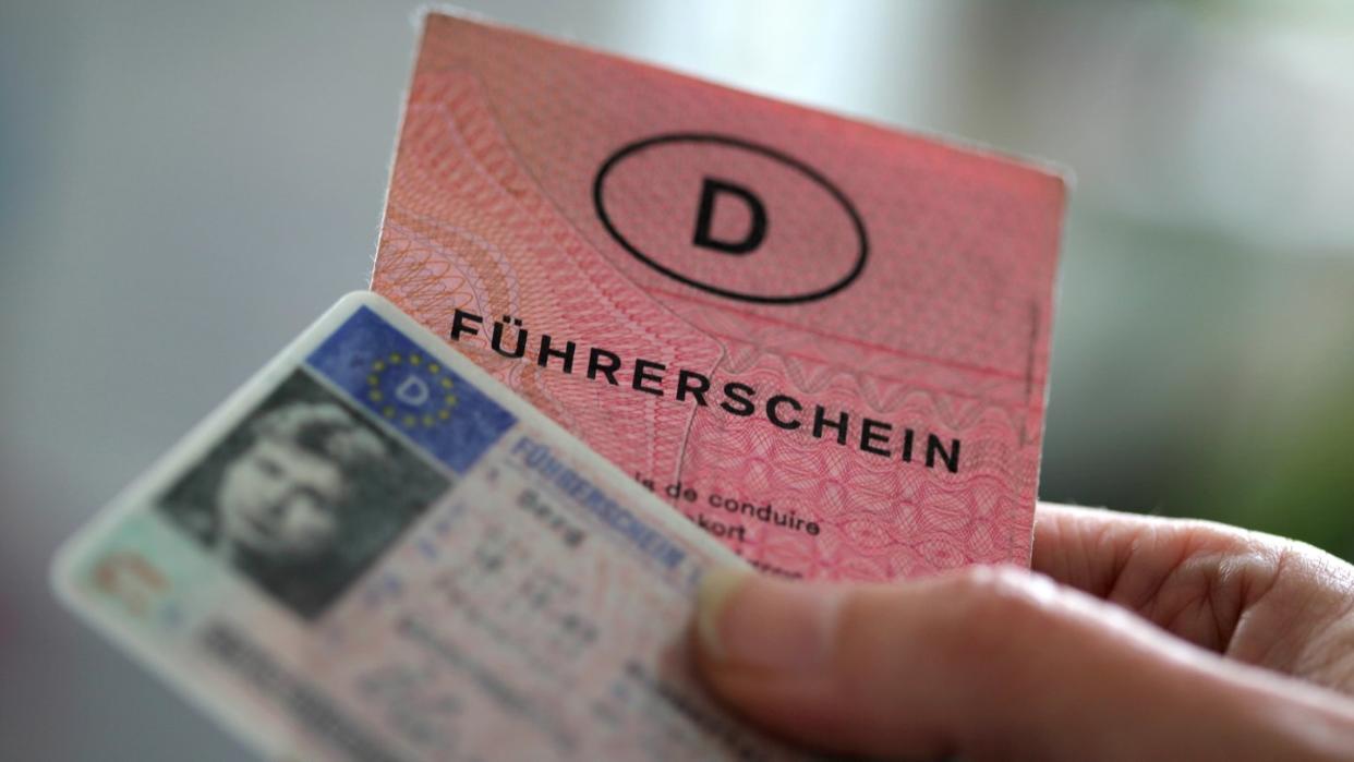 Zwei Führerscheine verschiedener Generationen. Noch stecken in Deutschland unterschiedliche Führerscheintypen in Portemonnaies und Handschuhfächern. Foto: Oliver Berg