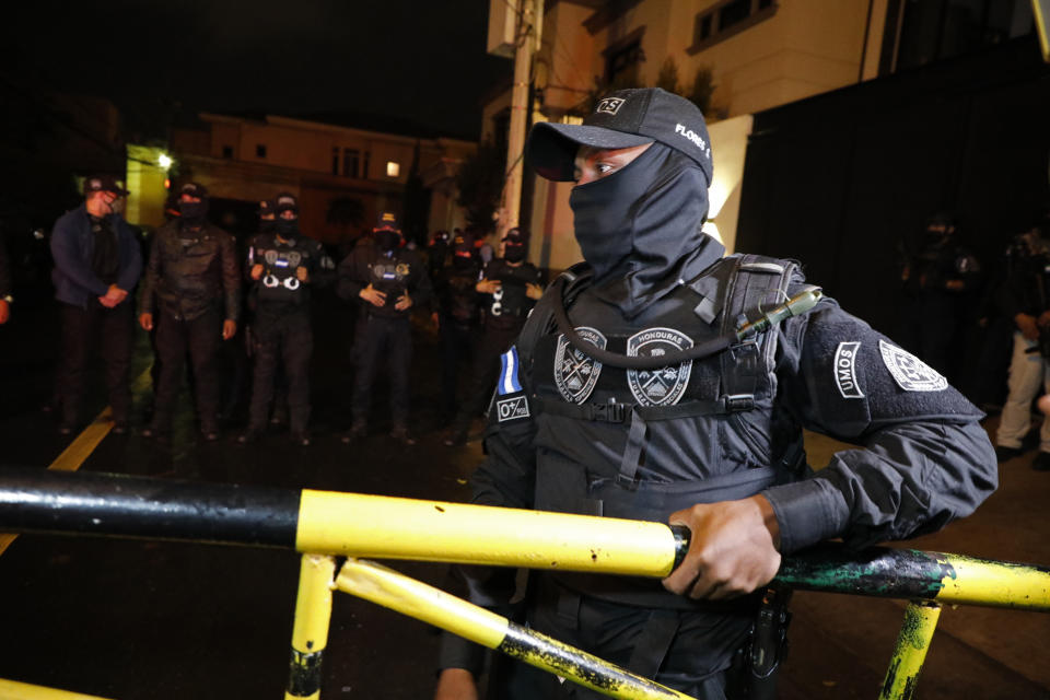 Policías colocan una barrera cerca de la casa del expresidente hondureño Juan Orlando Hernández, en Tegucigalpa, el lunes 14 de febrero de 2022. (AP Foto/Elmer Martinez)